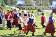 Mali Poligrodzianie uczą dzieci polskie i szwedzkie tradycyjnych tańców. 