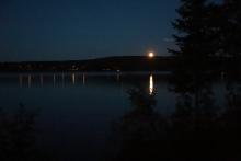 Pożegnaliśmy Lyckebo, kiedy nad taflą jeziora ukazał się księżyc.
